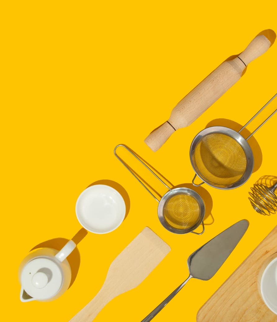 acessórios de cozinha com fundo amarelo